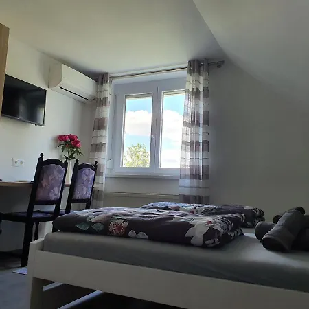 Couette-café Monostor Panzio 4*